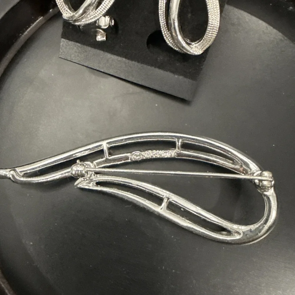 VINTAGE SARAH COVENTRY SILVER SWIRL PIN/BROOCH W/MATCHING CLIP ON EARRINGS SET